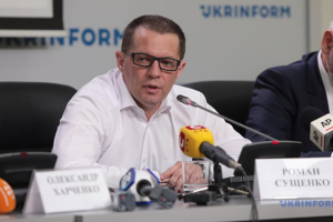 Роман Сущенко снял со здания Укринформа плакат #ВОЛЮСУЩЕНКУ