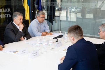 Порошенко обсудил с Чолием попытки снятия санкций с РФ