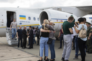 Дякуємо, що вдома: у Борисполі зустріли 35 звільнених полонених українців