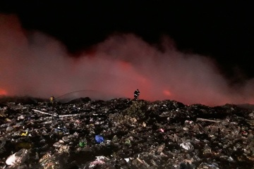 У Прилуках рятувальники гасять велику пожежу на сміттєзвалищі