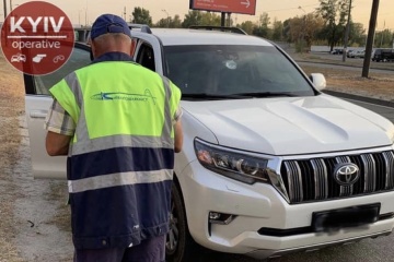 Столичні комунальники кажуть, що шматки мосту не трощили жодних автівок