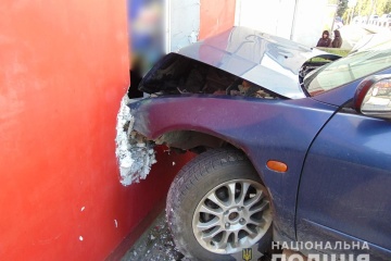 У Чернівцях п’яний водій “влетів” у будинок і влаштував стрілянину