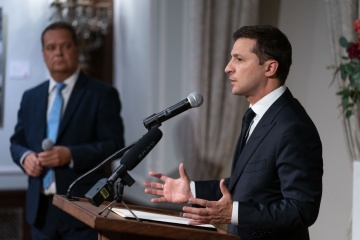 Зеленський нагадав Лаврову, що Росія має повернути Україні її території