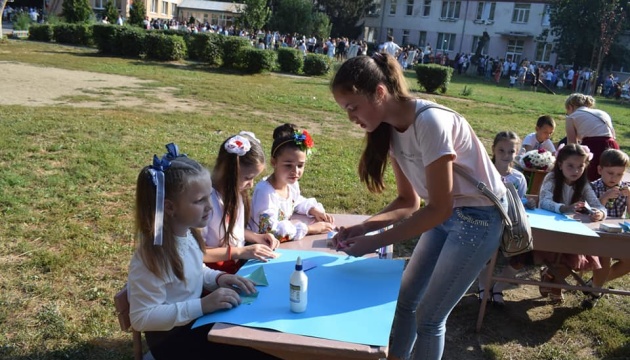В ужгородській школі День знань відсвяткували арт-пікніком