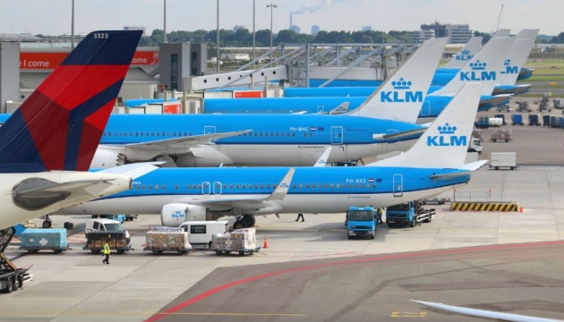 На рейсах авіакомпанії KLM пасажирів зобов'яжуть носити захисні маски