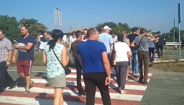 На Дніпропетровщині фермери перекрили трасу, вимагаючи захисту від рейдерів