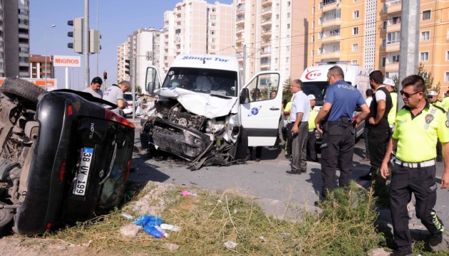 У Туреччині сталося ДТП зі шкільним автобусом: дев’ятеро постраждалих