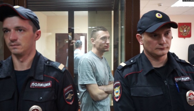 У Росії можуть посадити на 4,5 роки активіста, який носив передачі українським морякам
