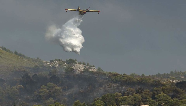 У грецькому місті, де торік загинули майже 100 осіб — знову масштабна пожежа