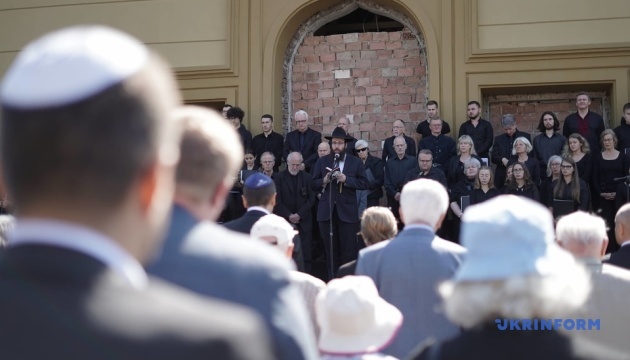 Посол Німеччини взяла участь у вшануванні пам'яті жертв Голокосту на Буковині