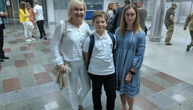 交換対象のスシチェンコ・ウクルインフォルム記者の家族、ボリスピリ空港に到着