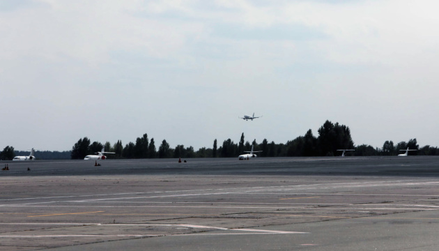 Un avion avec des Ukrainiens libérés, dont Roman Souchtchenko, a atterri à l'aéroport de Boryspil (photos, vidéo)
