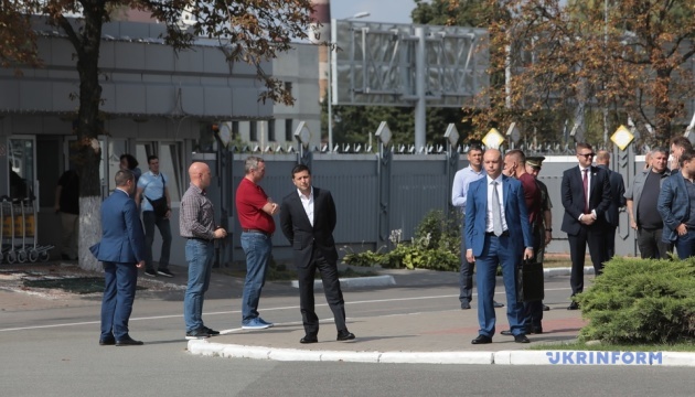 ウクライナ人拘束者、ボリスピリ空港到着　大統領や親族が出迎え