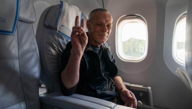 解放されたウクライナ人たちの飛行機機内での写真