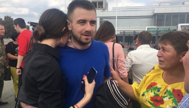 На Сумщині зустріли звільненого з російського полону моряка