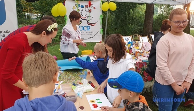 Сотні українців прийшли на український пікнік у Варшаві