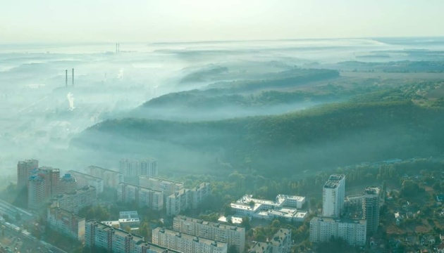 На Київщині горить стихійне сміттєзвалище