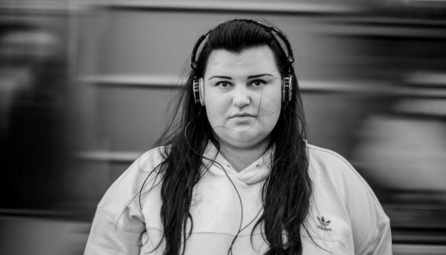La cantante de rap ucraniana Alyona Alyona lanza un nuevo clip sobre el bullying La cantante de rap ucraniana Alyona Alyona lanza un nuevo clip sobre el bullying