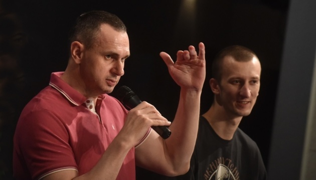 Sentsov : Je ferai tout mon possible pour libérer d’autres prisonniers ukrainiens en Russie et dans le Donbass