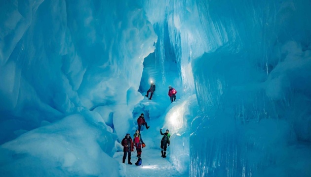 【写真】ウクライナの調査団、南極にて氷の洞窟への入口を再発見