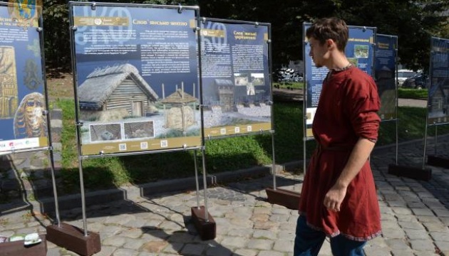 Вулична виставка у Львові пропонує “мандрівку” до давньоруського городища