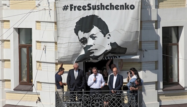 Román Súshchenko elimina la pancarta #FreeSushchenko del edificio de Ukrinform  