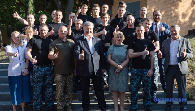 ポロシェンコ前大統領、解放された海軍軍人たちと面会