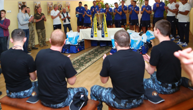 Jugadores del Dynamo visitan a los marineros liberados (Vídeo) 
