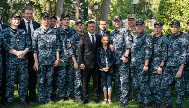 Zelensky se reúne con marineros ucranianos liberados del cautiverio ruso 