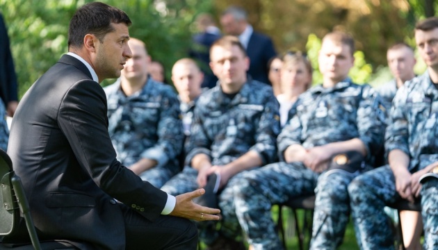 ゼレンシキー大統領、解放された海軍軍人と面会