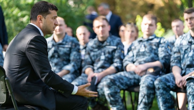 Zelensky meets with Ukrainian seamen freed from Russian captivity