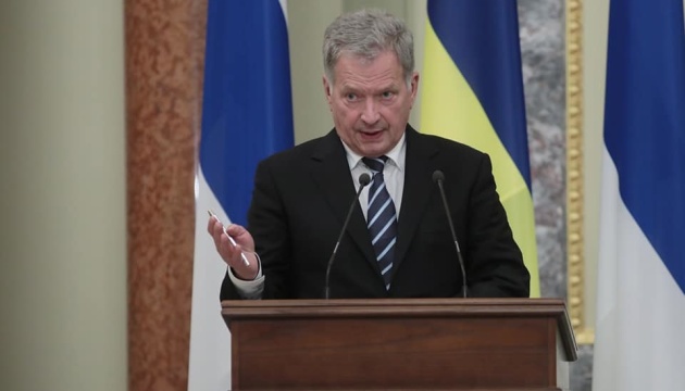 El presidente de Finlandia dice que discutió la situación en Ucrania con Macron y Putin 