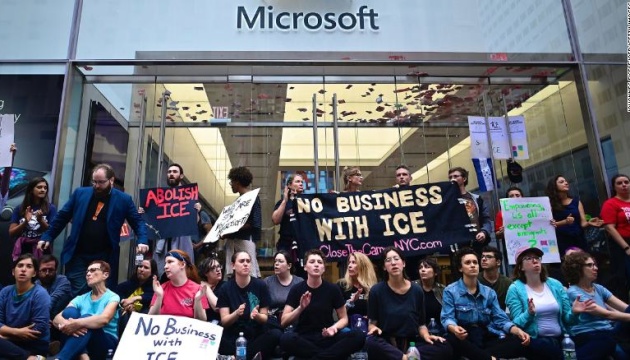 Поліція Нью-Йорка затримала 76 осіб під магазином Microsoft