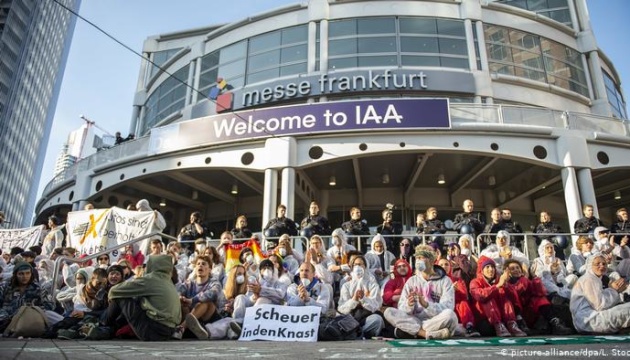 У Франкфурті блокували головний вхід на міжнародний автосалон