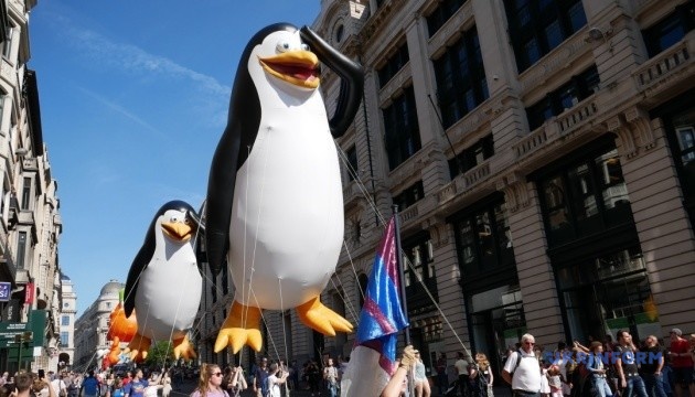 У Брюсселі відбувся парад гігантських ляльок з політичним підтекстом