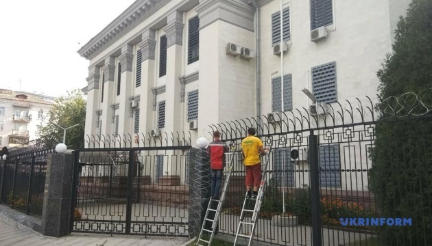 Біля посольства РФ демонтують колючий дріт