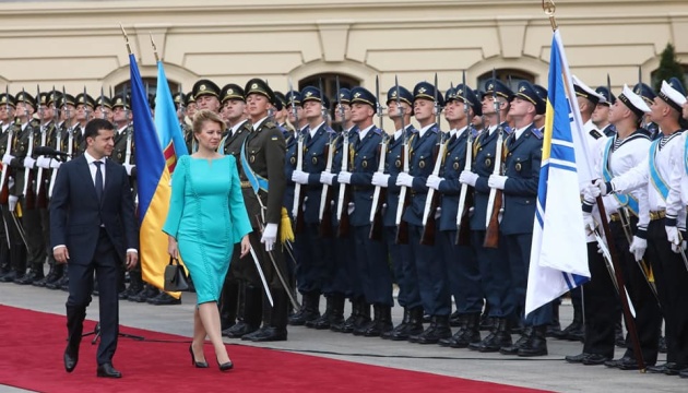 Selenskyj begrüßt Zuzana Čaputová mit militärischen Ehren – Fotos, Video