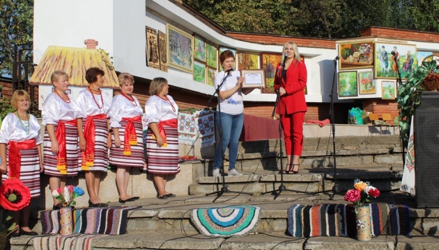 Мешканці Покровської тергромади сплели найдовший тин в Україні