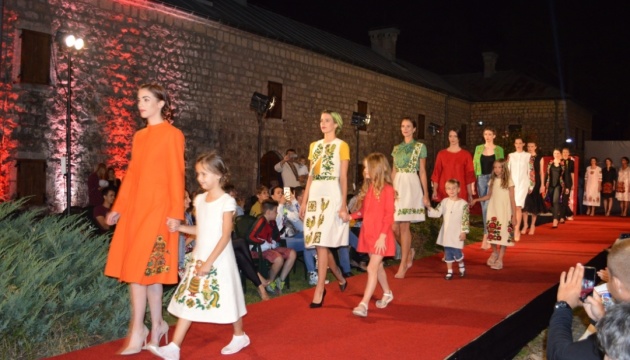 На показі мод у Чорногорії представили традиційний і сучасний український одяг 