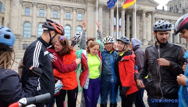 Біля Бундестагу фінішував велопробіг з України за участю незрячих