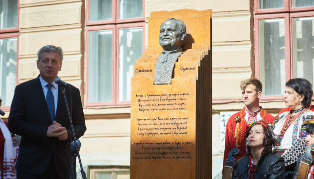 У Франківську відкрили двометровий пам'ятник Степану Пушику