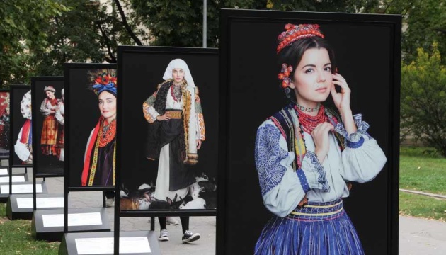 У Чехії триває фотовиставка українського національного вбрання 