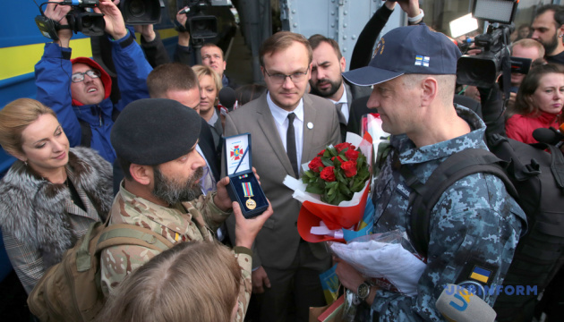 На Львівщині зустріли визволеного з російського полону моряка