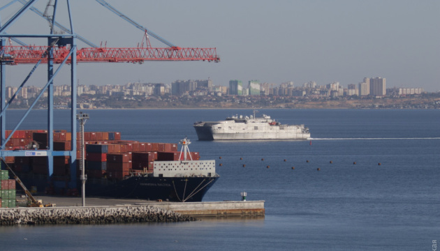 El barco naval estadounidense USNS Yuma entra en el puerto de Odesa (Fotos)