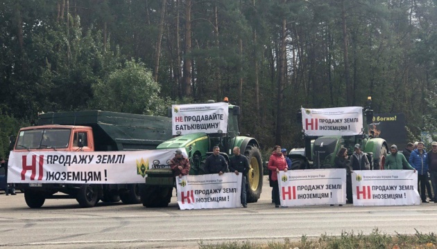 1000 одиниць техніки та 15 тисяч селян: протести в регіонах проти продажу землі іноземцям