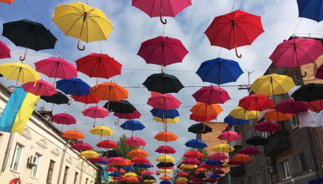 У центрі Франківська з’явиться парасолькова атракція