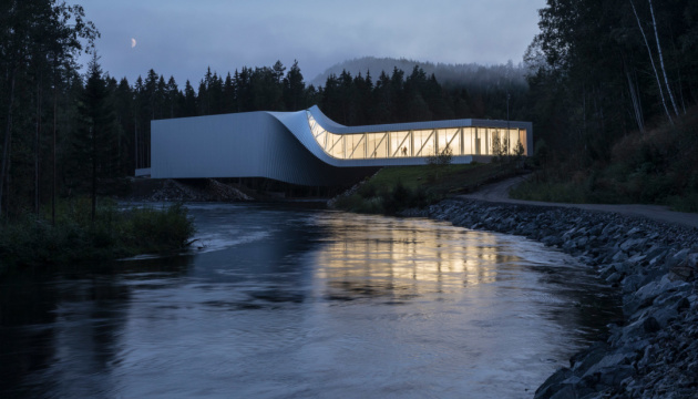 В Норвегии открыли закрученный мост-галерею 
