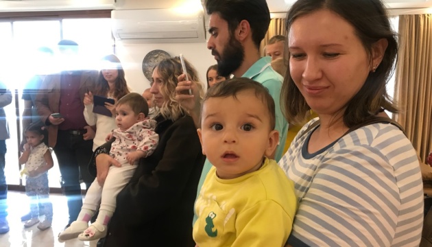 Українські немовлята в Туреччині отримали сорочки у рамках акції «Народжені у вишиванках»