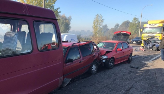 Torfbrand verursacht Unfälle mit vielen Autos nahe Browary, ein Mensch stirbt - Fotos