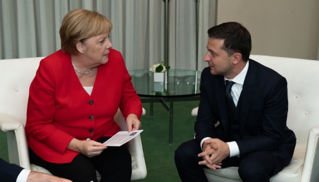 Zelensky et Merkel sont convenus d'une aide financière pour lutter contre le coronavirus